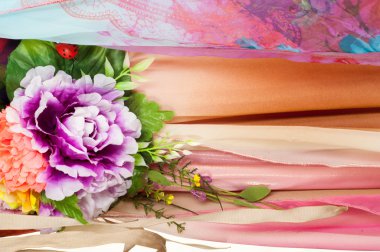 Pembe kumaş çiçek işlemeli. doku. Stüdyo fotoğrafı