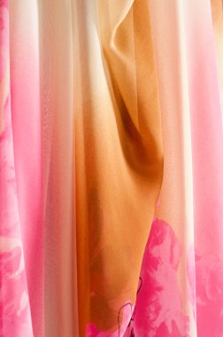 Pembe kumaş çiçek işlemeli. doku. Stüdyo fotoğrafı