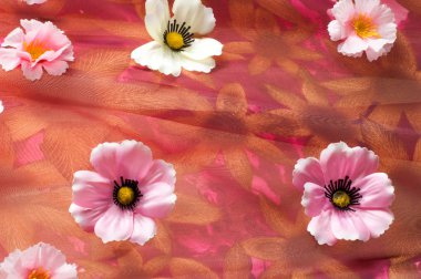 Pembe kumaş çiçek işlemeli. doku. Stüdyo fotoğrafı
