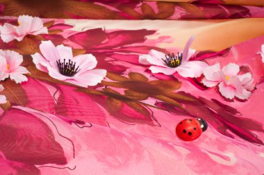 Pembe kumaş çiçek işlemeli. doku. Stüdyo fotoğrafı