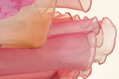 Pembe kumaş çiçek işlemeli. doku. Stüdyo fotoğrafı