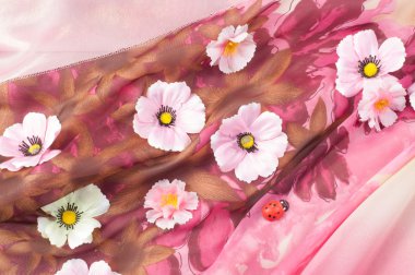 Pembe kumaş çiçek işlemeli. doku. Stüdyo fotoğrafı