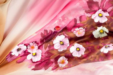 Pembe kumaş çiçek işlemeli. doku. Stüdyo fotoğrafı