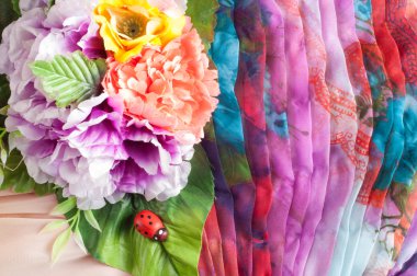 Pembe kumaş çiçek işlemeli. doku