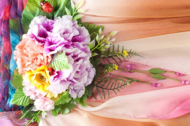 Pembe kumaş çiçek işlemeli. doku