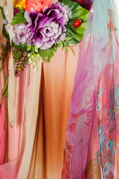 Pembe kumaş çiçek işlemeli. doku