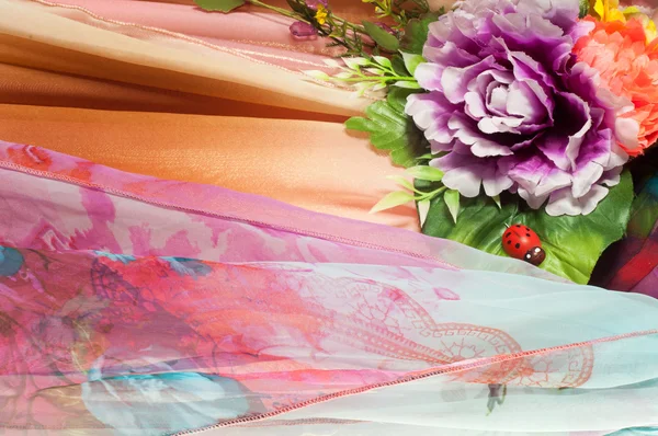 Pembe kumaş çiçek işlemeli. doku. Stüdyo fotoğrafı