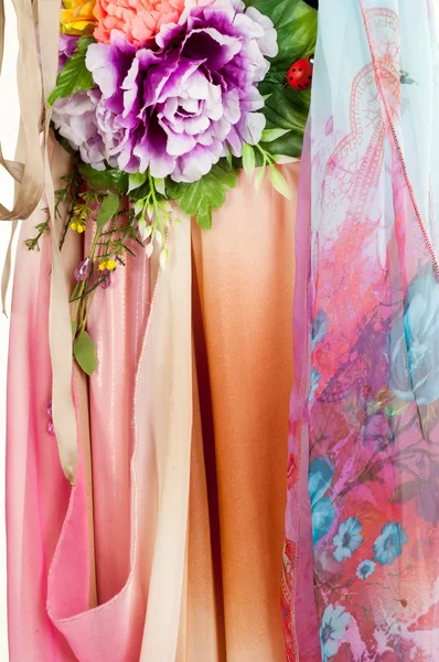 Pembe kumaş çiçek işlemeli. doku. Stüdyo fotoğrafı