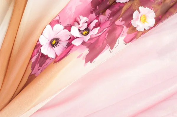 Pembe kumaş çiçek işlemeli. doku. Stüdyo fotoğrafı