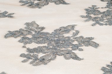 Dantel siyah beyaz kumaş üzerine. iyi bir açık kumaş, pamuk veya ipek, genellikle birini döngü, büküm veya desenleri iplik örgü tarafından yapılan ve özellikle hazır giyim süsleme için kullanılan.