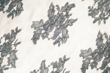 Dantel siyah beyaz kumaş üzerine. iyi bir açık kumaş, pamuk veya ipek, genellikle birini döngü, büküm veya desenleri iplik örgü tarafından yapılan ve özellikle hazır giyim süsleme için kullanılan.