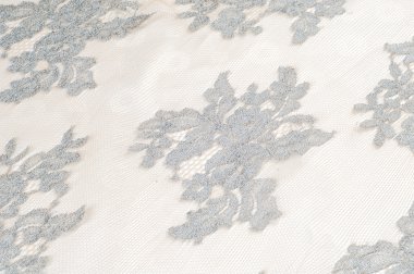 Dantel siyah beyaz kumaş üzerine. iyi bir açık kumaş, pamuk veya ipek, genellikle birini döngü, büküm veya desenleri iplik örgü tarafından yapılan ve özellikle hazır giyim süsleme için kullanılan.
