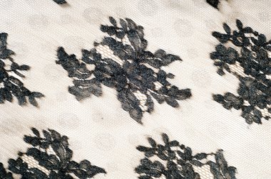 Dantel siyah beyaz kumaş üzerine