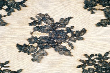 Dantel siyah beyaz kumaş üzerine. iyi bir açık kumaş, pamuk veya ipek, genellikle birini döngü, büküm veya desenleri iplik örgü tarafından yapılan ve özellikle hazır giyim süsleme için kullanılan.