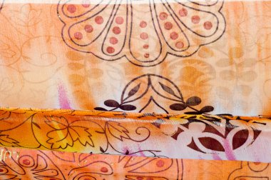 Beyaz kumaş dokusu. pembe, sarı ve kahverengi deseni. Fotoğraf stüdyosu