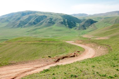 dağ yolundan. dağ, dağ, tepe. Kazakistan. Tien Shan. Takma Yaylası