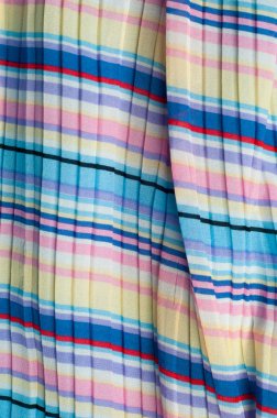 Pileli kumaş. Sinii sarı kırmızı beyaz çizgili doku