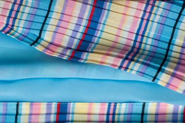 Pileli kumaş. Sinii sarı kırmızı beyaz çizgili doku