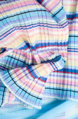 Pileli kumaş. Sinii sarı kırmızı beyaz çizgili doku