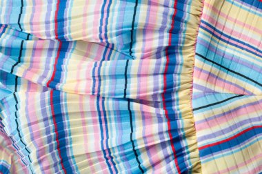 Pileli kumaş. Sinii sarı kırmızı beyaz çizgili doku