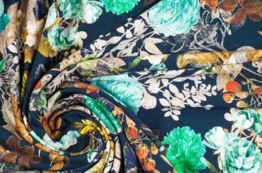 Örme kumaş. Çiçekler, meyveler ve kelebekler siyah arka