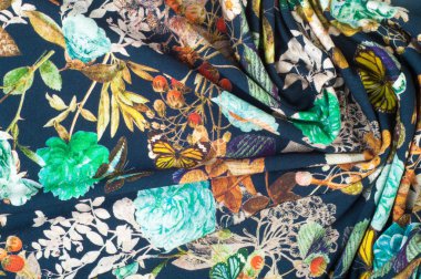 Örme kumaş. Çiçekler, meyveler ve kelebekler siyah arka