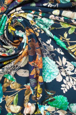 Örme kumaş. Çiçekler, meyveler ve kelebekler siyah arka