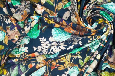 Örme kumaş. Çiçekler, meyveler ve kelebekler siyah arka