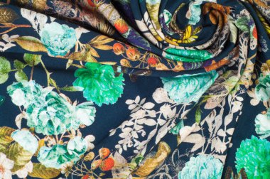 Örme kumaş. Çiçekler, meyveler ve kelebekler siyah arka