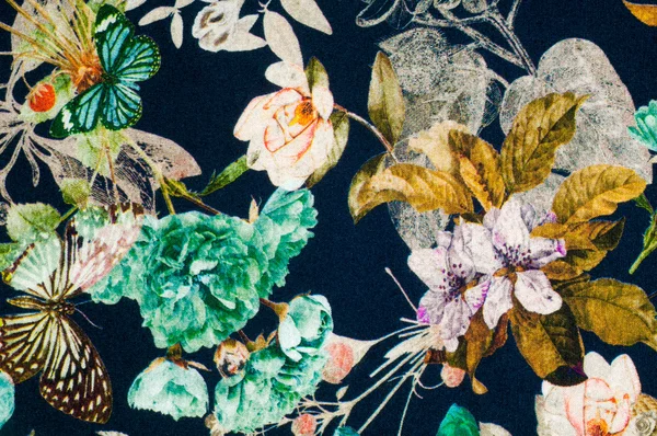 Tissu tricoté. Fleurs, baies et papillons sur un dos noir — Photo