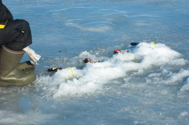 Nehir sel balıkçılar. Nehir buz balıkçılar yırtılmış. Nehir ile 