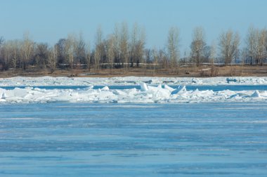 Nehir sel. Nehir buz yırtılmış. Nehir son buz ile