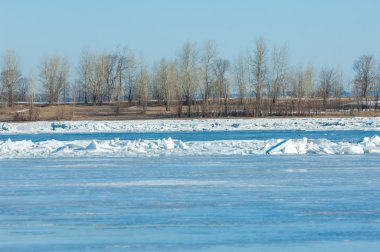 Nehir sel. Nehir buz yırtılmış. Nehir son buz ile