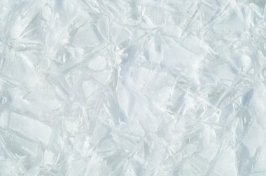 Nehrin üzerinde erken ilkbaharda buz