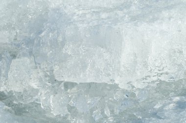 Nehrin üzerinde erken ilkbaharda buz