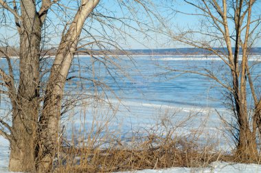 Nehir sel. Nehir buz yırtılmış. Nehir son buz ile. Rusya Tataristan Kama Nehri erken Bahar