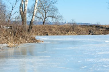Donmuş gölün bahar. Bahar buz