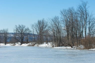 Donmuş gölün bahar. Bahar buz