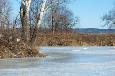 Donmuş gölün bahar. Bahar buz