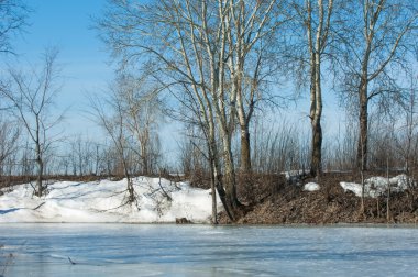 Donmuş gölün bahar. Bahar buz