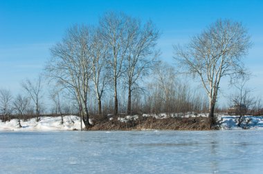 Donmuş gölün bahar. Bahar buz