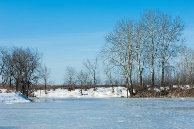 Donmuş gölün bahar. Bahar buz