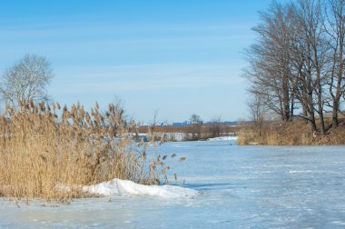 Donmuş gölün bahar. Bahar buz