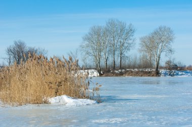 Donmuş gölün bahar. Bahar buz
