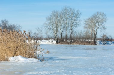 Donmuş gölün bahar. Bahar buz