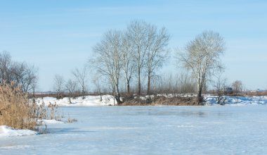 Donmuş gölün bahar. Bahar buz