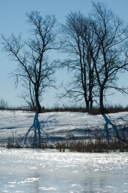 Donmuş gölün bahar. Bahar buz