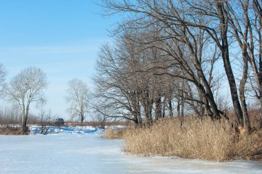 Donmuş gölün bahar. Bahar buz