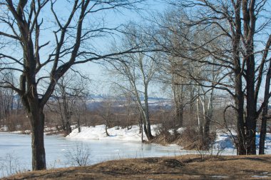 Donmuş gölün bahar. Bahar buz