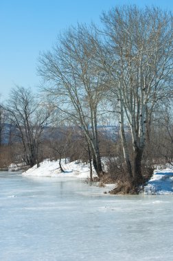 Donmuş gölün bahar. Bahar buz